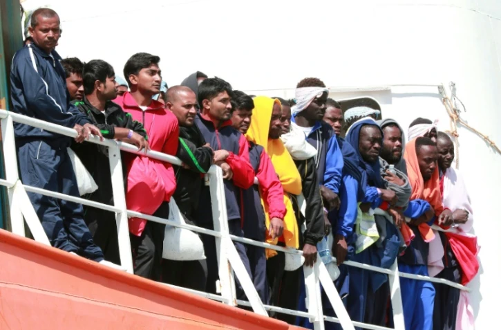 Le bateau Aquarius de Médecins sans frontières (MSF) et S.O.S. Méditerranée avec un millier de migrants à bord arrive au port italien de Salerne le 26 mai 2017