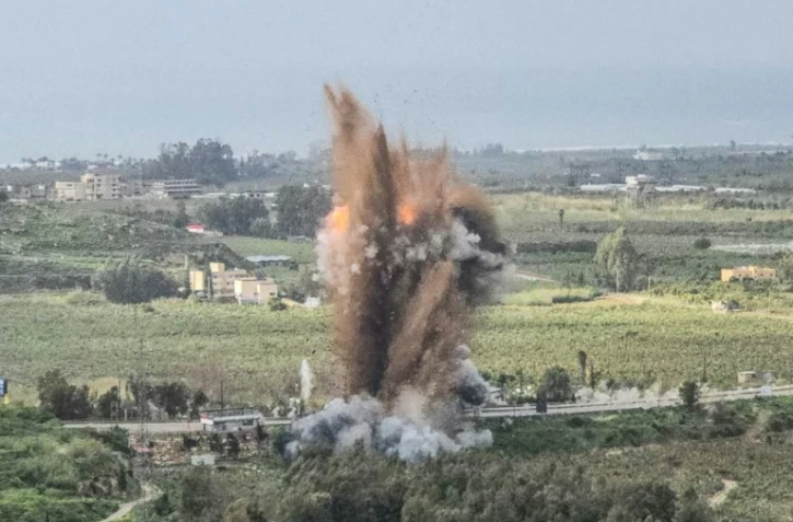 Une boule de feu s'élève du site du pont de Qasmiyeh visé par une frappe israélienne, le 22 mars 2026 au sud du Liban