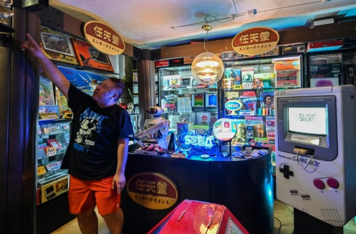Le collectionneur "Proudro" montre ses consoles et jeux vidéo anciens chez lui à Kasumigaura, dans la préfecture d'Ibaraki, dans l'est du Japon, le 24 juin 2024