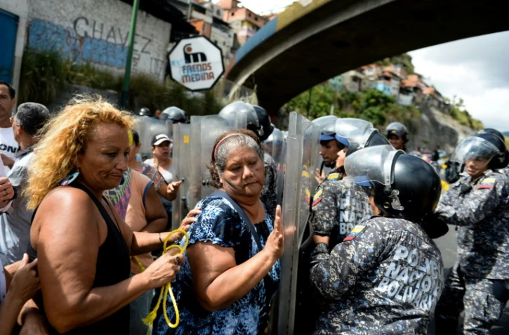 Colère dans les rues de Caracas où les gens excédés par les pénuries s'opposent aux forces de l'ordre, le 28 décembre 2017