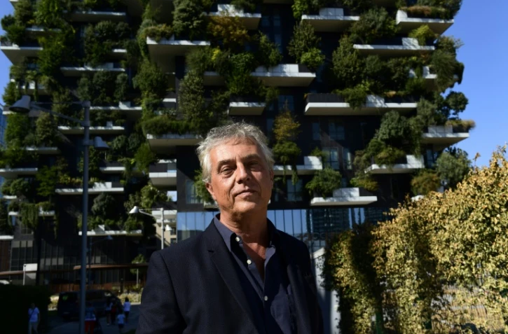 L'architecte et urbaniste italien Stefano Boeri devant le complexe architectural "Forêt verticale" en septembre 2017 à Milan