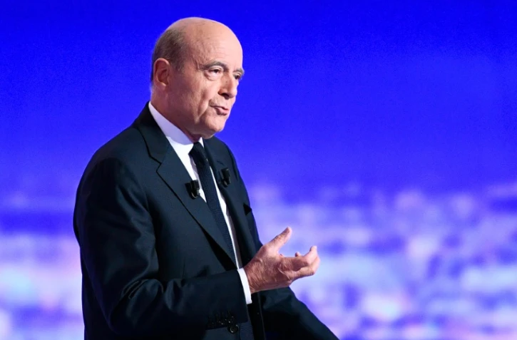Alain Juppé dans les studios de TF1 lors du premier débat télévisé de la primaire de la droite le 13 octobre 2016 à La Plaine-Saint-Denis 