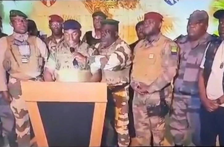 Image tirée d'une vidéo prise par Gabon 24 montrant des soldats gabonais à la télévision, le 30 août 2023, annonçant "mettre fin au régime en place" où les résultats officiels de la présidentielle venaient de consacrer la victoire du président Ali Bongo
