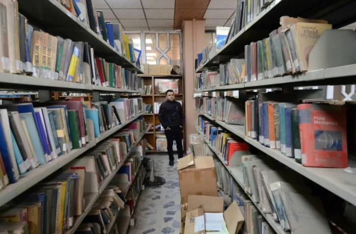 Des rayonnages de la bibliothèque de l'Université, le 17 avril 2019 à Mossoul, en Irak