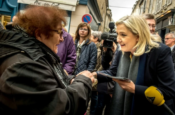 Marine Le Pen en campagne le 23 octobre 2015 à Senlis