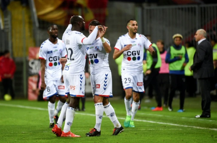 Les joueurs du Racing de Strasbourg à la fête après le but d'Ernest Sekar (N.22) contre Lens au stade Bollaert, le 8 mai 2017