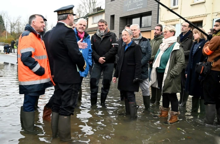 La Première ministre Elisabeth Borne s'entretient avec le préfet du Pas-de-Calais Jacques Billant (G), le maire de Neuville-sous-Montreuil Olivier Deken et des responsables locaux à Neuville-sous-Montreuil, dans le Pas-de-Calais, le 16 novembre 2023