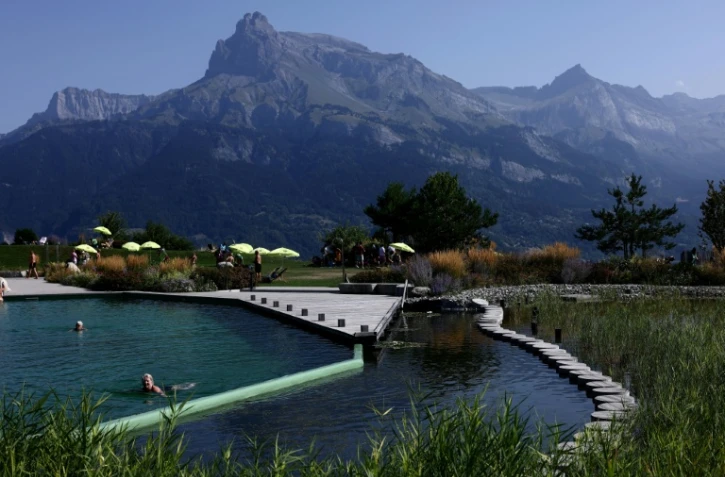 Vue du plan d'eau biotope et de ses bassins de filtration naturelle, à Combloux, en Haute-Savoie, le 12 août 2026