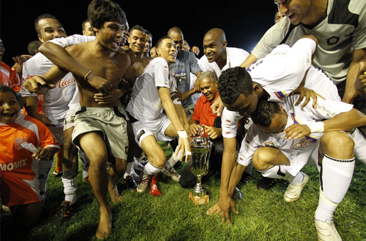 Foot - Stade Jean Ivoula à Saint-Denis - Match de gala entre la sélection de La Réunion et les Kréopolitains (joueurs réunionnais évoluant à l'extérieur)