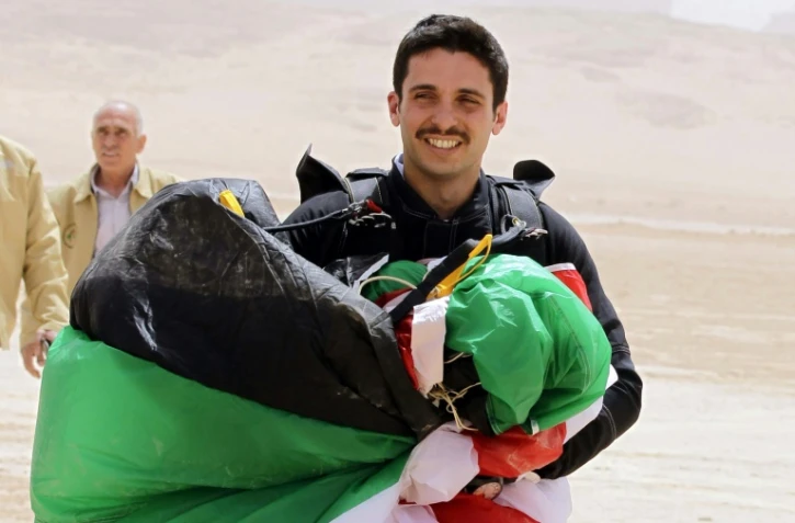 Photo prise le 17 avril 2012 montre le prince jordanien Hamza portant un parachute durant un évènement dans le désert de Wadi Rum en Jordanie