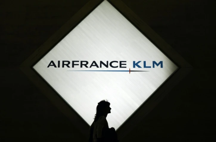 Une actionnaire passant devant un logo d'Air France-KLM avant l'assemblée générale du groupe à Paris le 9 juillet 2009
