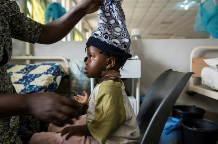 Une fillette blessée à coups de machette lors d'un massacre intercommunautaire dans le centre du Nigeria est soignée à l'hopital de Jos, le 28 juin 2018.
