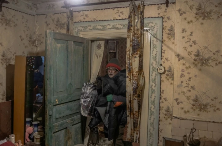Vasyliy, 55 ans, transporte ses biens avant d'être évacué sa maison à Pokrovsk, en Ukraine, le 14 décembre 2024