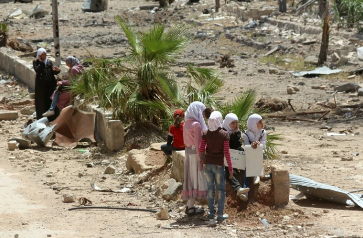 Des Syriennes assisent à Daraya, au sud-ouest de Damas, le 23 mai 2016