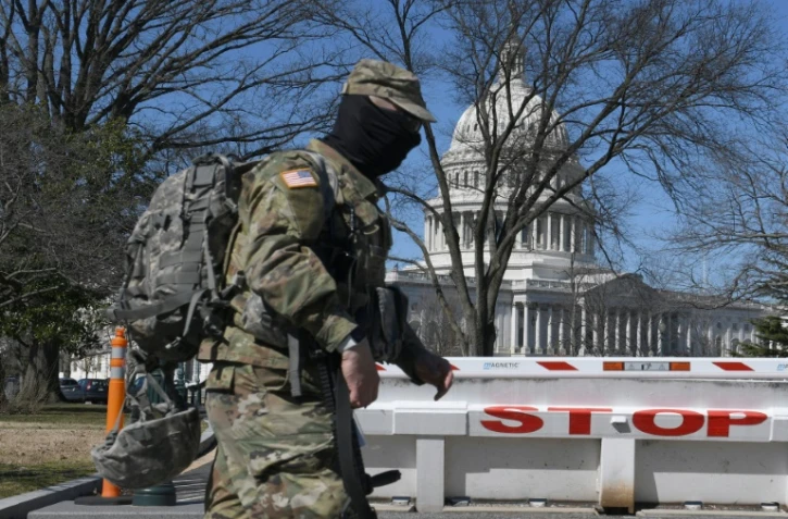 Un membre de la Garde nationale devant le Capitole, à Washington, le 3 mars 2021