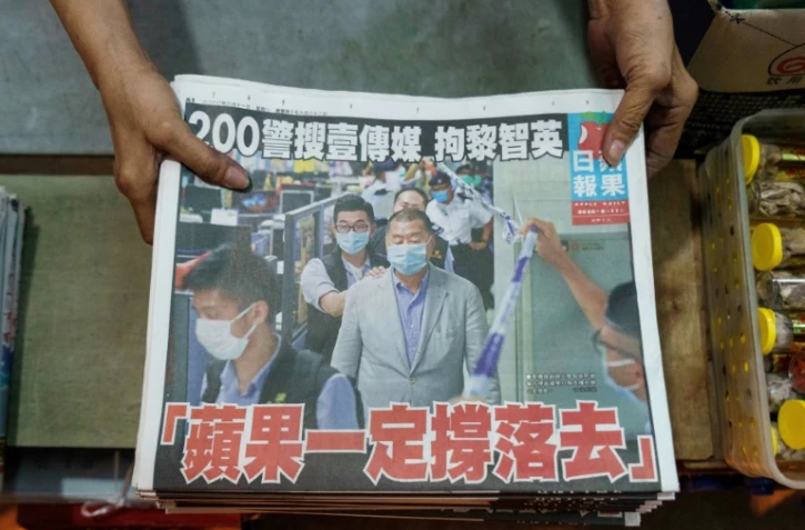 La Une du tabloïd Apple Daily du 11 août 2020, avec son propriétaire Jimmi Lai lors de son arrestation la veille, à Hong Kong