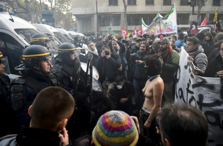 Des manifestants à Paris pour une "marche sur l'Elysée" contre "la politique anti-sociale" d'Emmanuel Macron, dénonçant la baisse des emplois aidés, les réformes du code du travail et de l'ISF, le 18 novembre 