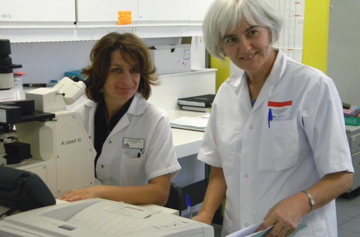 Le Dr Ricard, responsable du centre de don (à droite) et une technicienne collaboratrice du centre de don de moelle (Photo : DR)