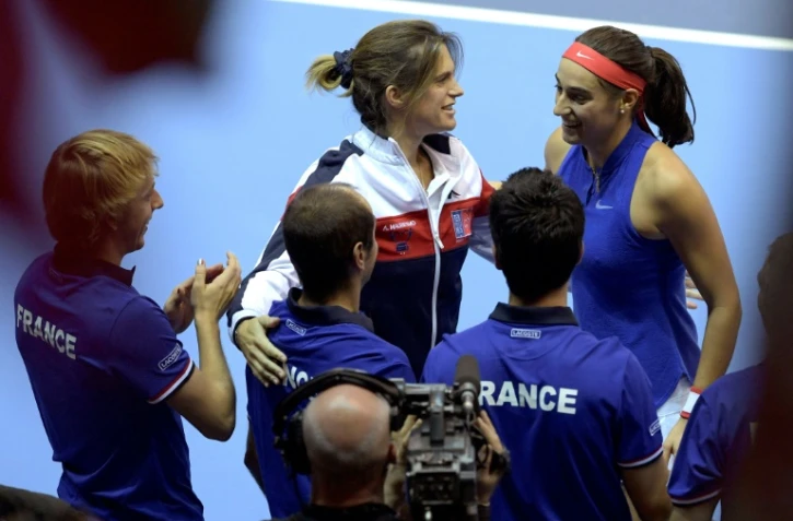 La Française Caroline Garcia (d) congratulée par Amélie Mauresmo après sa victoire face à la Tchèque Karolina Pliskova en finale de Fed Cup, le 13 novembre 2016 à Strasbourg