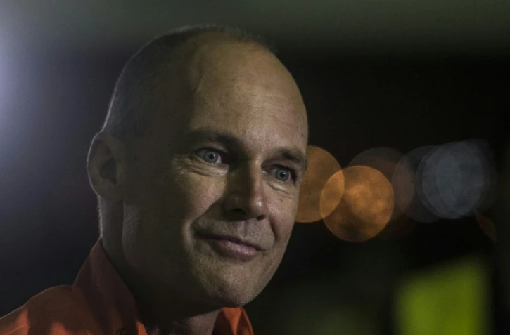 Le pilote Bertrand Piccard parle à l'aéroport International du Caire, le 24 juillet 2016