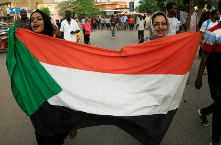 Des manifestantes brandissent le drapeau soudanais, à Khartoum, le 30 juin 2019