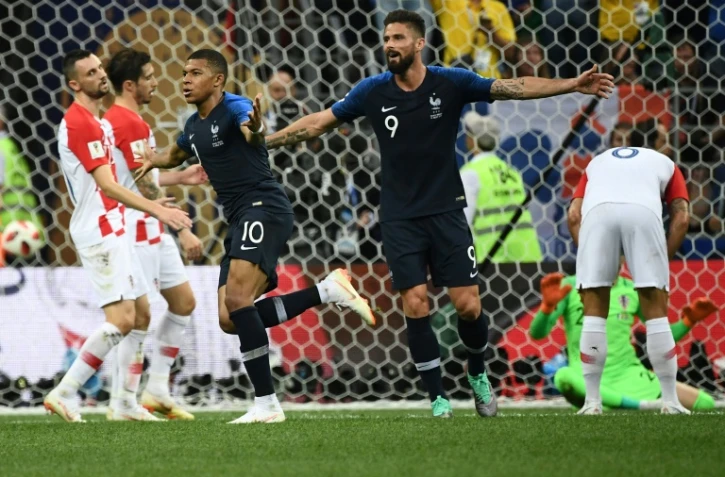 Olivier Giroud partage sa joie avec Kylian Mbappé, buteur contre la Croatie en finale du Mondial à Moscou, le 15 juillet 2018 
