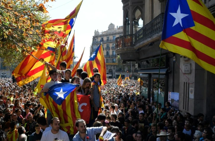 Des manifestants brandissent des drapeaux catalans à Barcelone le 20 septembre 2017.