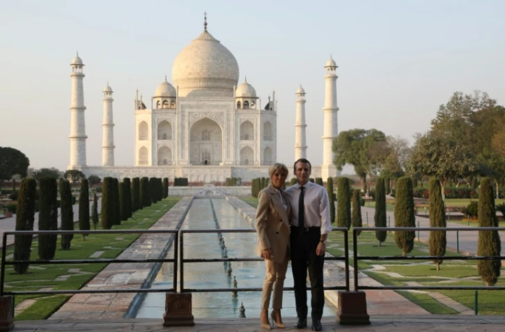Le président français EMmanuel Macron et son épouse Brigitte Macron au Taj Mahal, en Inde, le 11 mars 2018