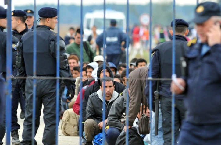 Des migrants et réfugiés stoppés par des policiers croates au niveau du village de  Strosinci tout proche de la frontière serbe, le 26 septembre 2015