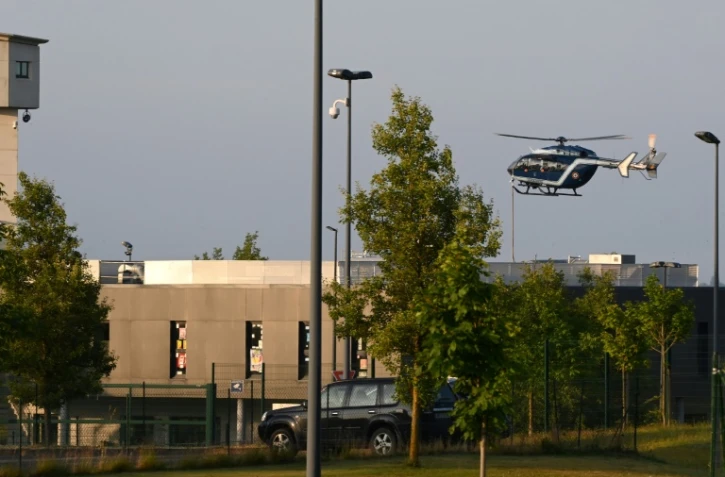 Un hélicoptère de la gendarmerie se prépare à atterrir à la prison de Condé-sur-Sarthe, en vue du transfert du trafiquant de drogue Mohamed Amra depuis l'établissement situé dans le nord de la France, tôt le 11 juin 2025, pour une comparution au Palais de Justice à Paris