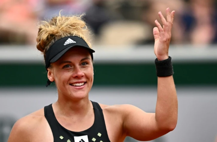 La joie de la Française Léolia Jeanjean, après avoir battu la Tchèque Karolina Pliskova, 8e mondiale, 6-2, 6-2 au 2e tour à Roland-Garros, le 26 mai 2022
