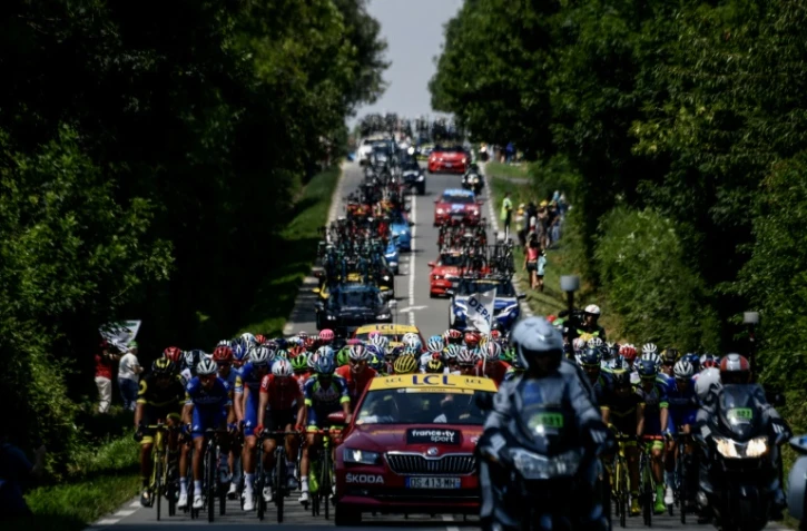 Le peloton au départ de la 2e étape du Tour de France entre Mouilleron-Saint-Germain et La Roche-sur-Yon, le 8 juillet 2018