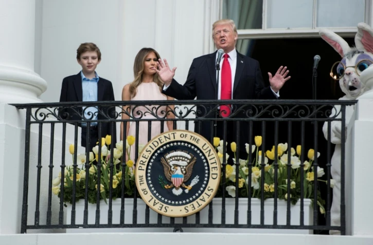 Le président Trump, sa femme Melania et leur fils Barron pendant la traditionnelle chasse aux oeufs de Pâques à la Maison-Blanche, le 17 avril 2017