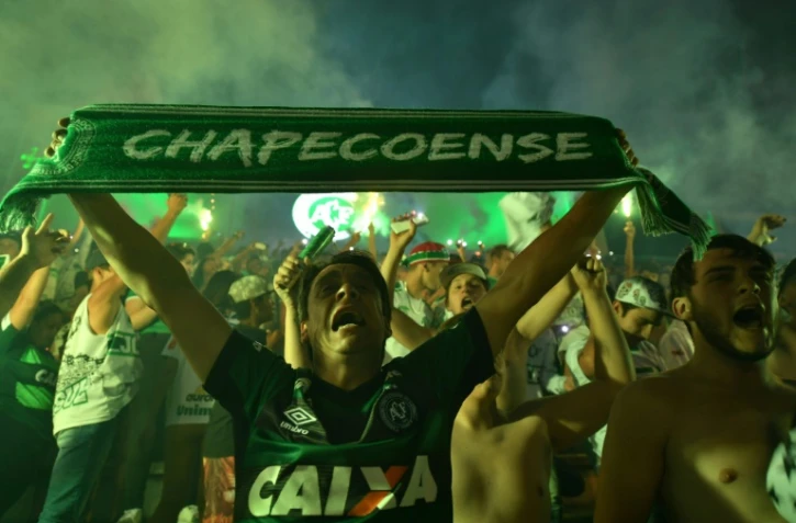 Des supporters de Chapecoense rendent hommage ausx joueurs mort dans l'accident d'avion, le 30 novembre 2016 à Chapecó