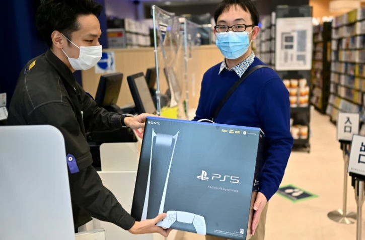 Un client achète la nouvelle console de jeux PlayStation 5 de Sony à Kawasaki (Japon), le 12 novembre 2020