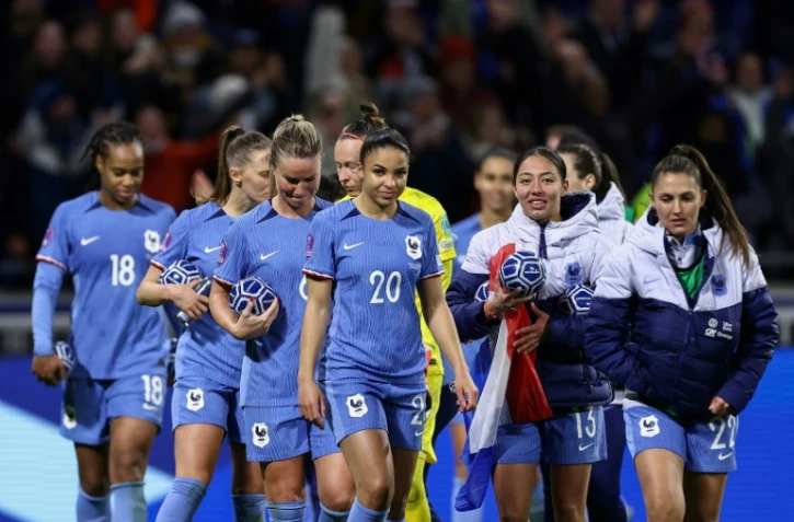 Les Françaises Selma Bacha, Delphine Cascarino, Marie-Antoinette Katoto, Eve Perisset et leurs coéquipières à la fin de la rencontre de Ligue des Nations contre l'Allemagne remportée 2-1 par la France le 23 février 2024 au Groupama Stadium de Decines-Charpieu près de Lyon en France