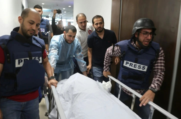 Le corps de la journaliste Shireen Abu Akleh tuée par un tir de l'armée israélienne, transporté à l'hôpital de Jénine, le 11 mai 2022 en Cisjordanie occupée