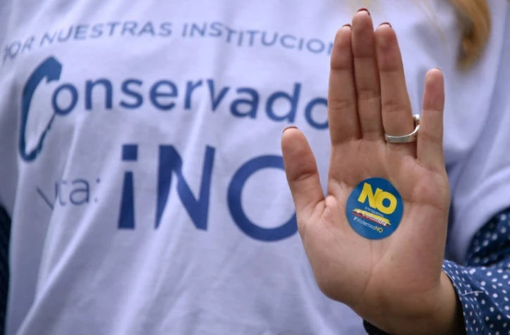 Une femme en faveur du "Non" au référendum prend part à une manifestation à Bogota, le 1er octobre 2016