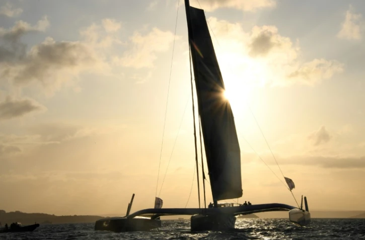 L'Ultim "Maxi Edmond de Rothschild", co-skippé par Franck Cammas et Charles Caudrelier, lors du départ de la Brest Atlantiques au large de Brest, le 5 novembre 2019