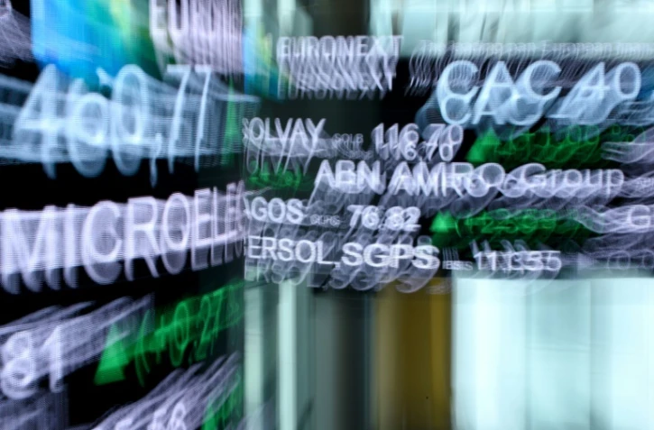 Photo de l'indice CAC 40 et de valeurs boursières prise avec un zoom au siège de la Bourse Euronext à La Défense, près de Paris, le 27 avril 2018