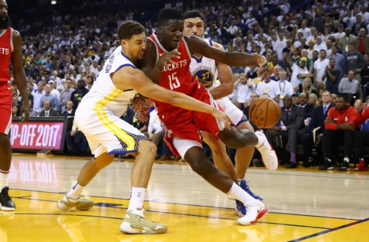 Lutte pour une possession entre l'arrière de Golden State Klay Thompson avec Clint Capela pour Houston en saison régulière NBA, le 17 octobre 2017 Oakland