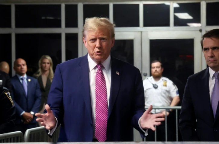 L'ancien président américain Donald Trump s'adresse aux médias après avoir quitté la salle d'audience lors de son procès au tribunal pénal de Manhattan, le 19 avril 2024 à New York