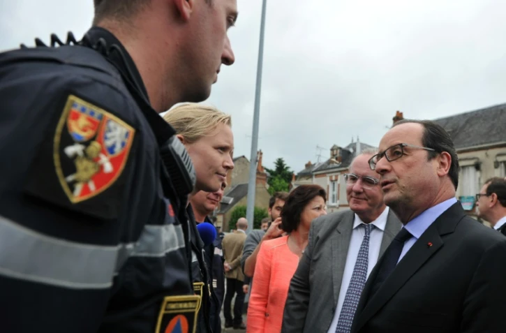 Le président François Hollande rencontre le 4 juin 2016 des équipes de sécurité civiles à Romorantin