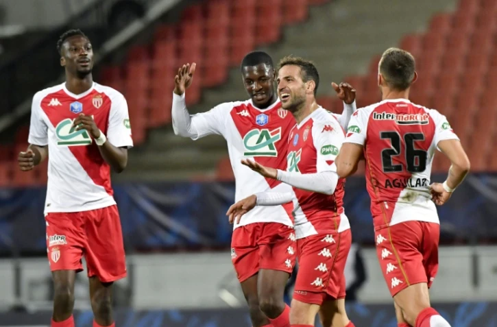 Le milieu de terrain espagnol Cesc Fabregas, félicité par ses coéquipiers, après avoir marqué le 4e but face à Rumilly-Vallières en demi-finale de la Coupe de France, le 13 mai 2021 à Annecy