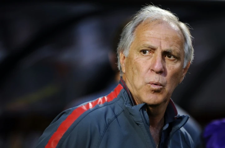 René Girard, alors entraîneur de Lille, observe le match face à Metz au stade Saint-Symphorien, le 23 mai 2015 