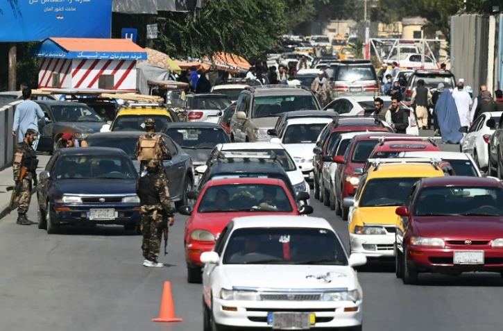 Des combattants talibans montent la garde à un point de contrôle à Kaboul, le 4 septembre 2021