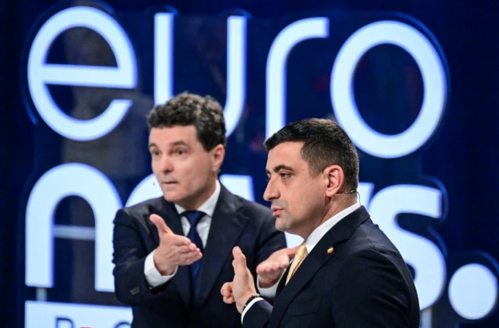 Le maire centriste de Bucarest Nicusor Dan et le chef du parti nationaliste AUR George Simion, lors d'un débat télévisé à Bucarest le 8 mai 2025