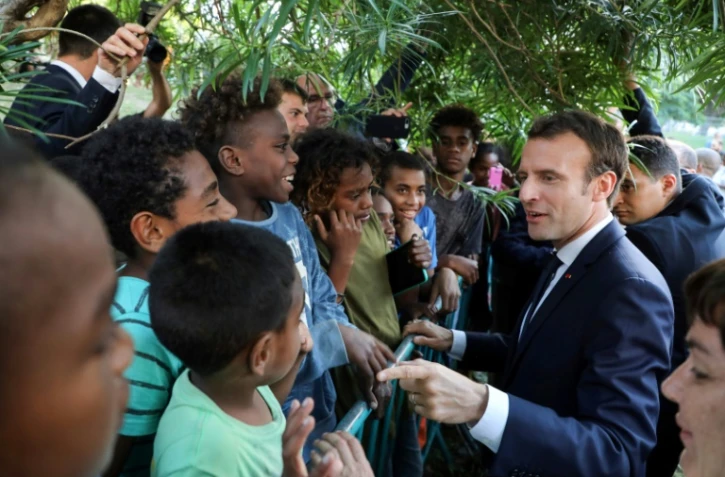 Le président Emmanuel Macron rencontre les habitants du quartier populaire de Montravel, le 4 mai 2018 à Nouméa, en Nouvelle-Calédonie