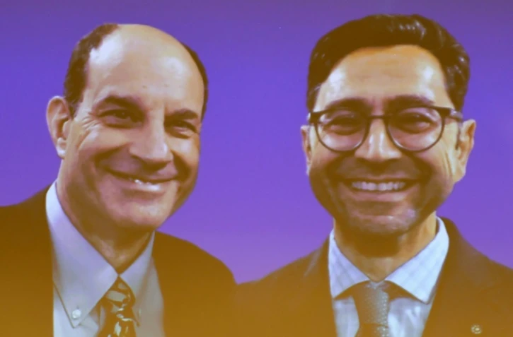 Les lauréats du prix Nobel de médecine 2021, David Julius (à gauche) et Ardem Patapoutian, projetés sur un grand écran pendant une conférence de presse à Stockholm, le 4 octobre 2021