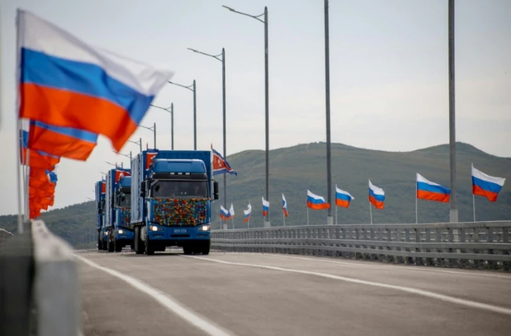 Image diffusée par le ministère russe des Transports montrant des camions nord-coréens franchissant le nouveau pont international routier vers la Russie, au-dessus du fleuve Tumen, lors de son inauguration, le 7 septembre 2026